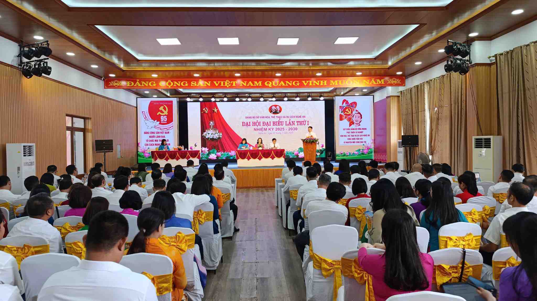 Dai hoi co ong Pham Tuan Vinh – Pho Bi thu Dang uy Khoi cac co quan tinh cung 150 dai bieu tham du. Anh: Ngoc Anh
