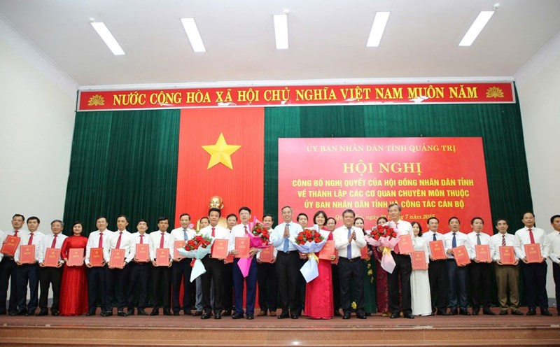 The People's Committee of Quang Tri province presented the decision to appoint leaders of specialized agencies when merging. In the photo, Ms. Diep Thi Minh Quyet (hat-ching, pink ao dai) received the decision from the Director of the Quang Tri Provincial Department of Health. Photo: Han Nguyen