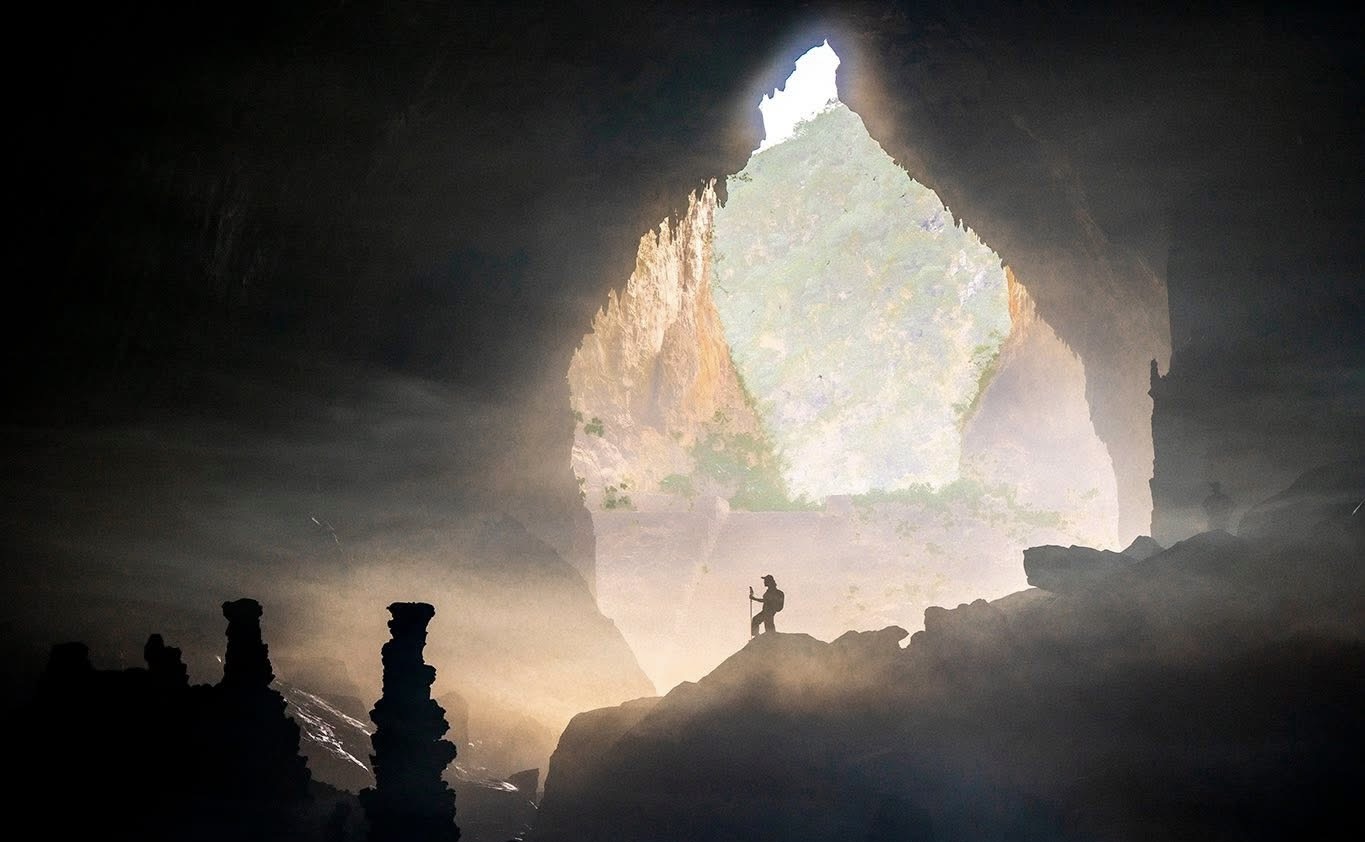 Hang May vua dai vua rong, ben trong hang co duong “len troi” va ca duong xuong “thuy cung”. Vao duoc Hang May du khach se thay mot gieng nuoc tu nhien o vao do cao 30m voi nguon nuoc trong vat.