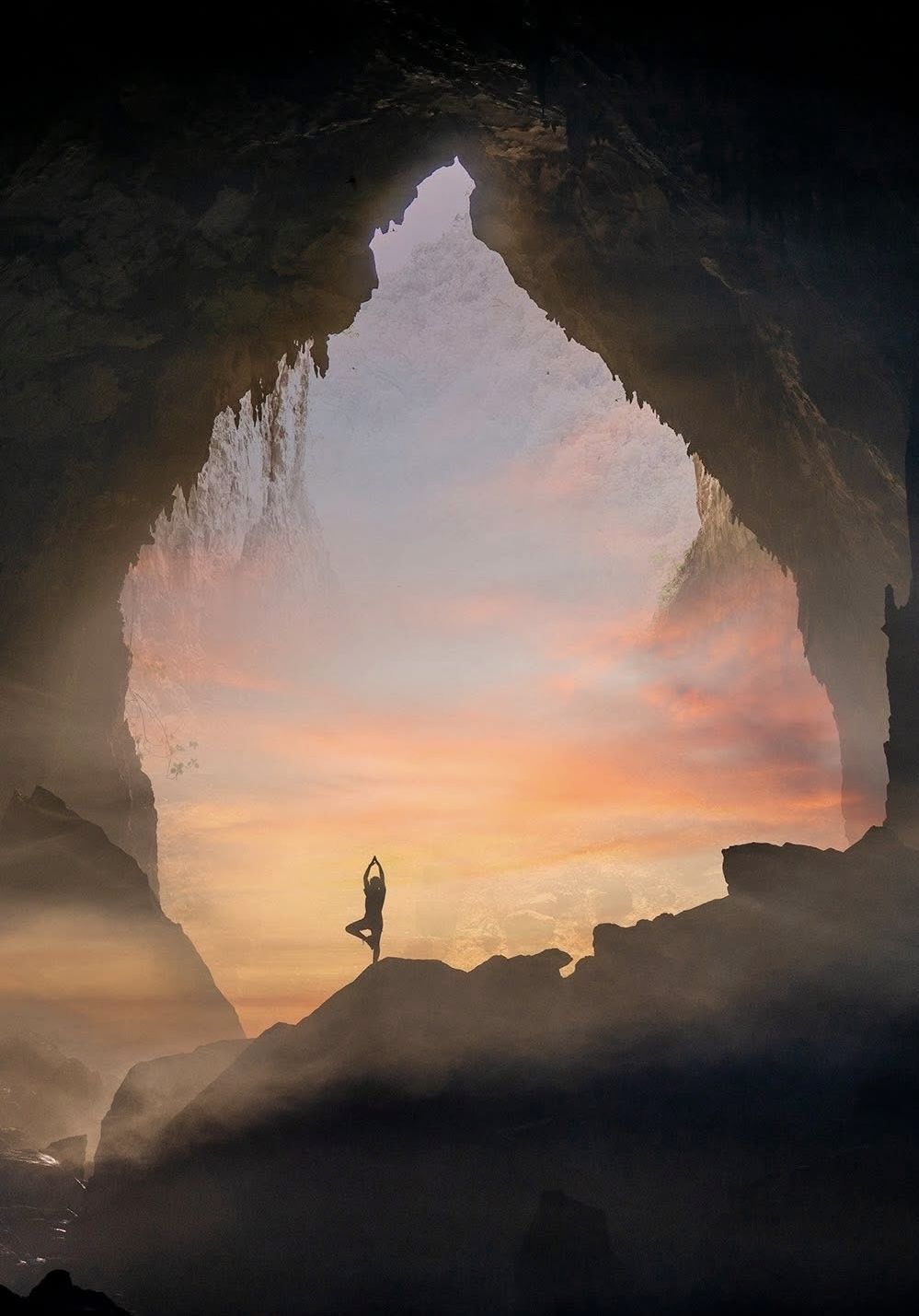 Hang May truoc day thuoc dia phan xa Ta Lung, huyen Dong Van, tinh Ha Giang, nay la xa Dong Van, tinh Tuyen Quang. Vi tri hang nam tren tuyen duong noi huyen Dong Van va huyen Meo Vac cu.