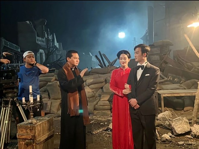 Una escena de "Dao, Pho and Piano", el actor Cao Thuy Linh interpreta a Thuc Huong (Ao Dai): una pelicula sobre la historia de la Guerra de Vietnam ha creado una locura para 2023. La foto fue proporcionada por el departamento de cine