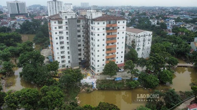 Đắp kè chống sạt lở cho chung cư giữa lòng Thái Nguyên