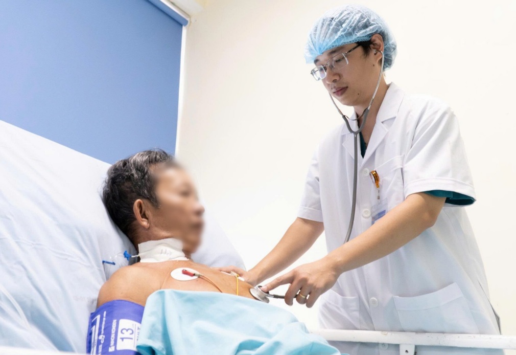 Cu ong 68 tuoi o xa Nui Thanh, TP Da Nang bi dan ong vo ve tan cong khi dang don dep vuon nha. Anh: Huan Bui