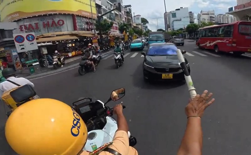 Traffic police opened the way and helped take the girl with excess intestinal inflammation to the hospital for emergency care. Photo: PC08