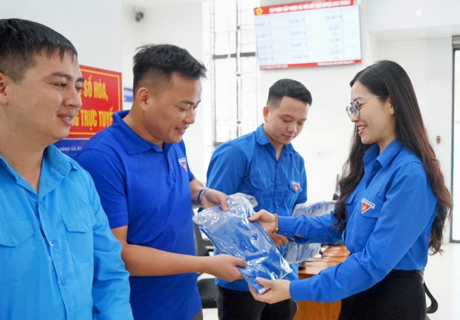 タン・ドアンの秘書は、ボランティア活動の青少年隊に訪問、励まし、贈り物をしました。写真：タン・ドアン・ハイ・フォン