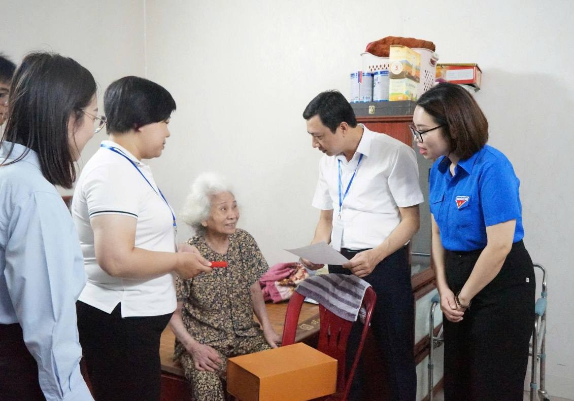 Truoc do, chieu 1.7, ba Duong Thi Huong Giang - Pho Bi thu Thanh Doan di tham, dong vien, tang qua cac doi hinh thanh nien tinh nguyen thuc hien nhiem vu ho tro nguoi dan lam thu tuc hanh chinh tai Trung tam Phuc vu hanh chinh cong cac phuong: Ngo Quyen, Hai An, trong ngay dau thuc hien chinh quyen dia phuong 2 cap. Ảnh: Thanh doan Hai Phong