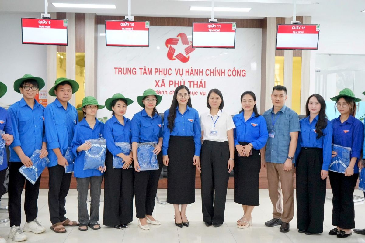 Bi thu Thanh Doan tham, dong vien luc luong ao xanh lam nhiem vu ho tro giai quyet thu tuc hanh chinh. Ảnh: Thanh doan Hai Phong