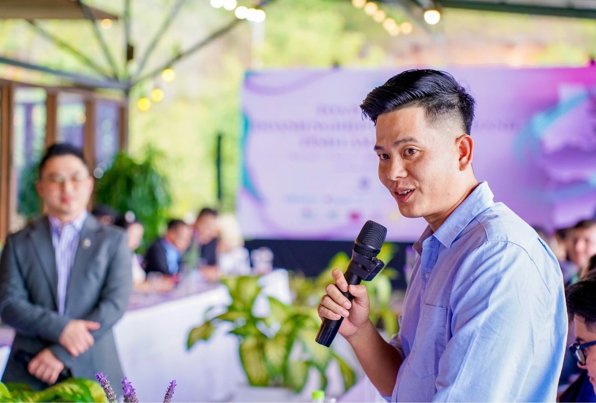 Chi hoi truong Chi hoi du lich Phu Quy dua ra mot so y kien ket noi du lich. Anh: Linh Vu