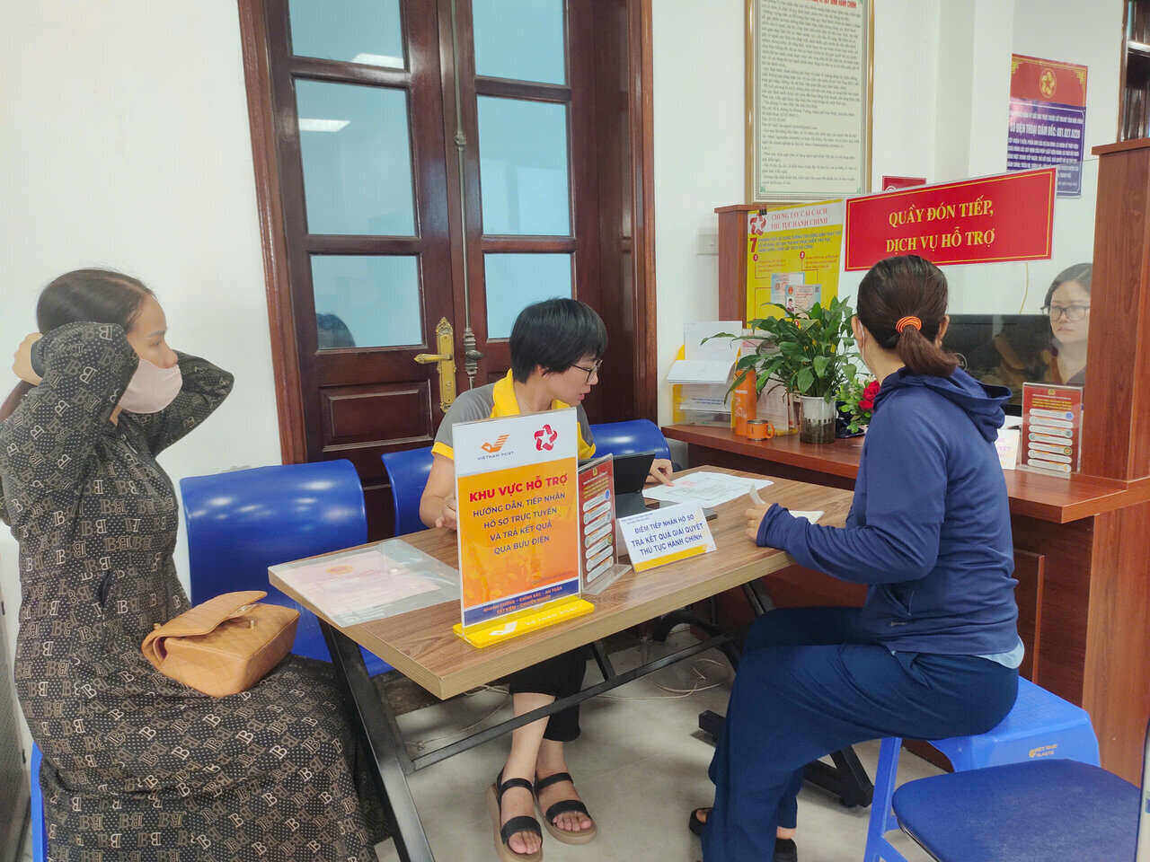 Buu dien bo tri nhan vien tai Trung tam hanh chinh cong de tu van, ho tro nguoi dan. Anh: Binh Khang