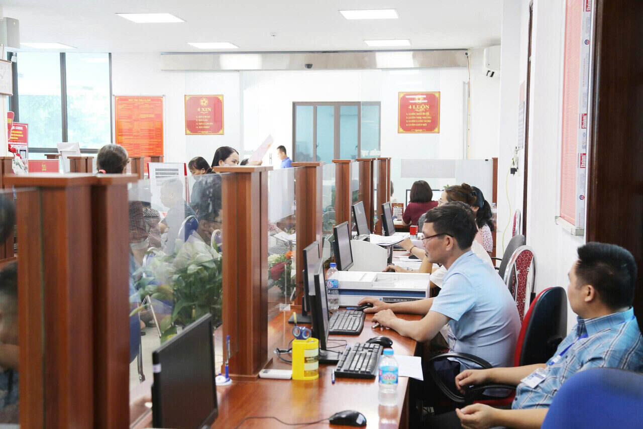 Can bo, cong chuc duoc bo tri dam bao tiep nhan va xu ly nhanh nhat cac yeu cau cua cong dan. Anh: Binh Khang