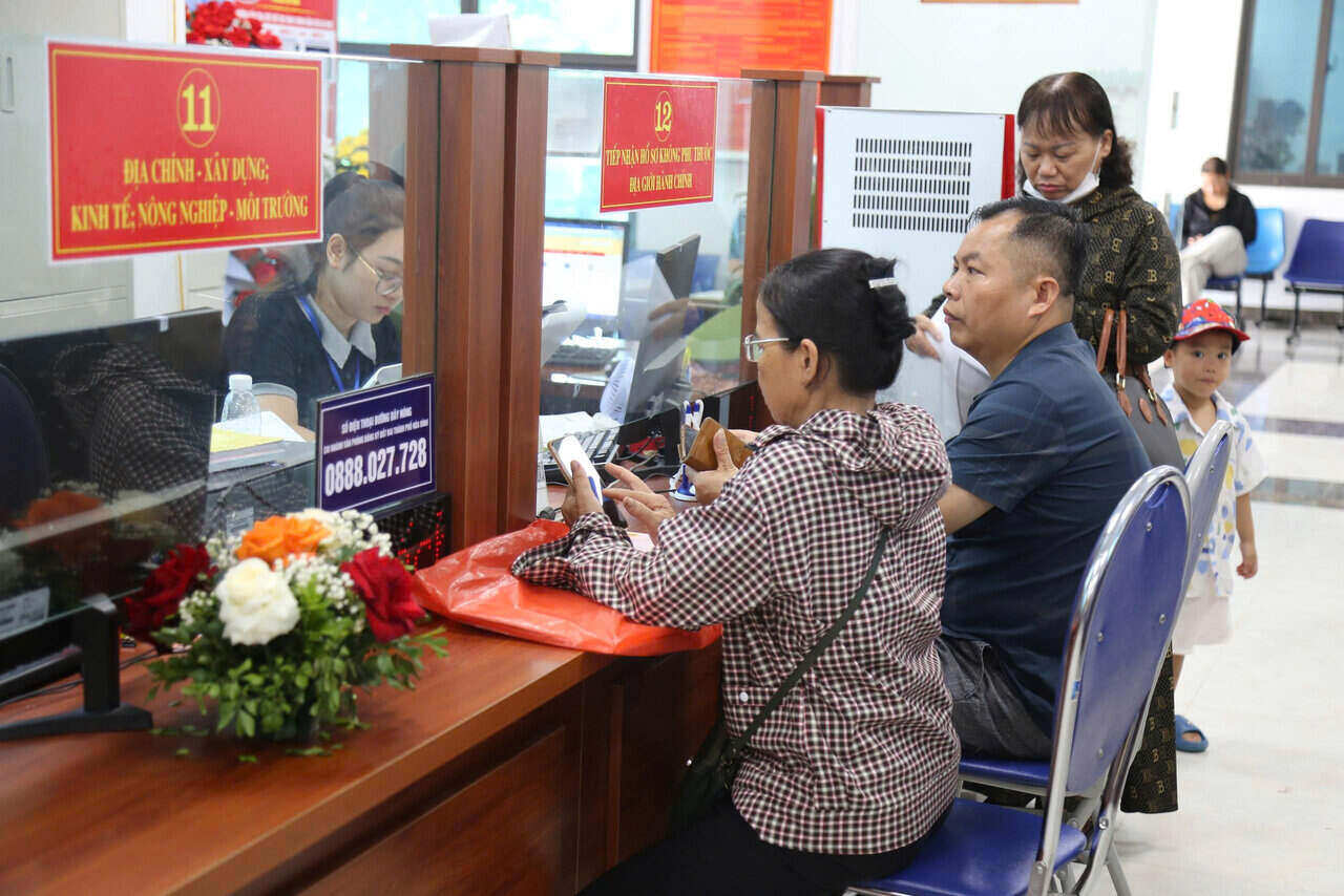 Nguoi dan o phuong Hoa Binh duoc can bo huong dan tan tinh khi thuc hien cac thu tuc hanh chinh. Anh: Binh Khang