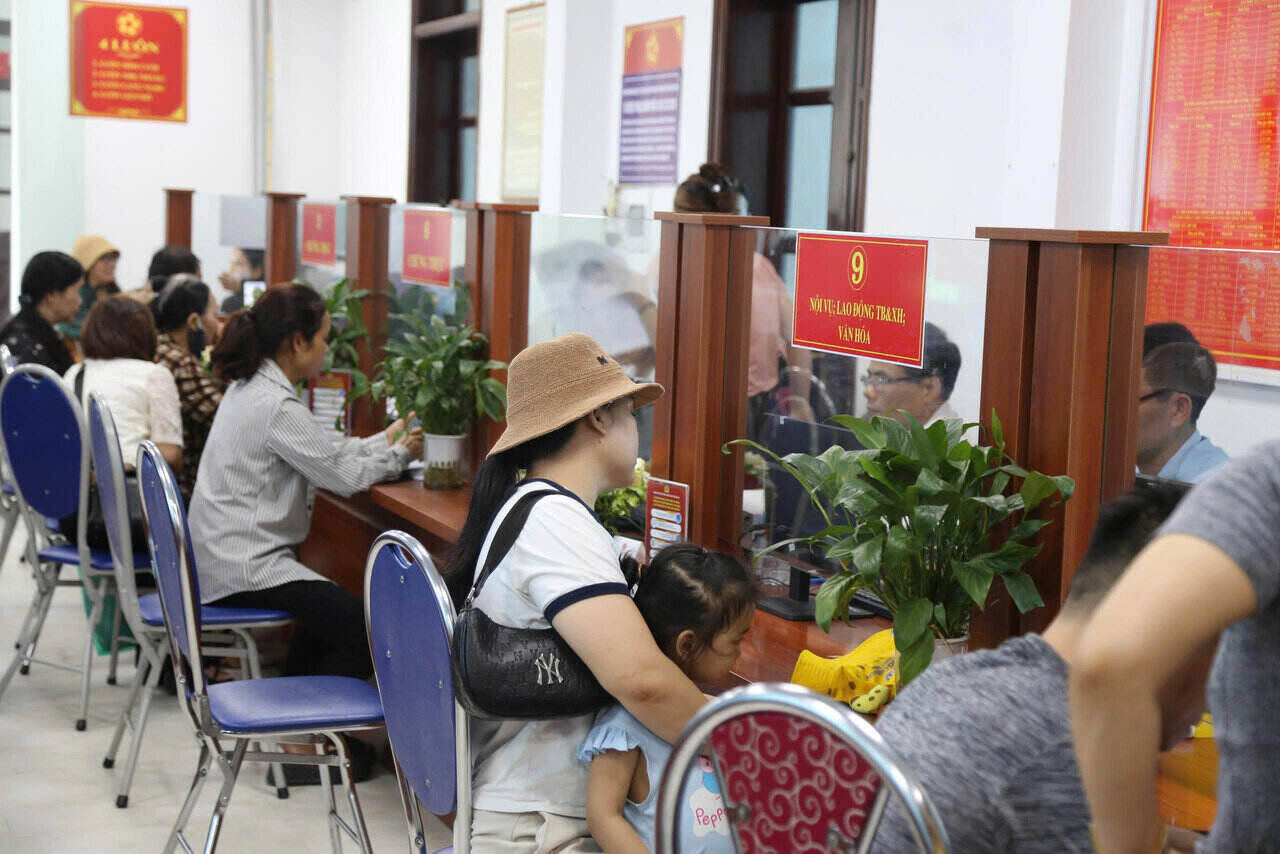 Sau 1,5 ngay van hanh chinh thuc, phuong Hoa Binh da tiep nhan khoang 200 ho so cua cong dan. Anh: Binh Khang