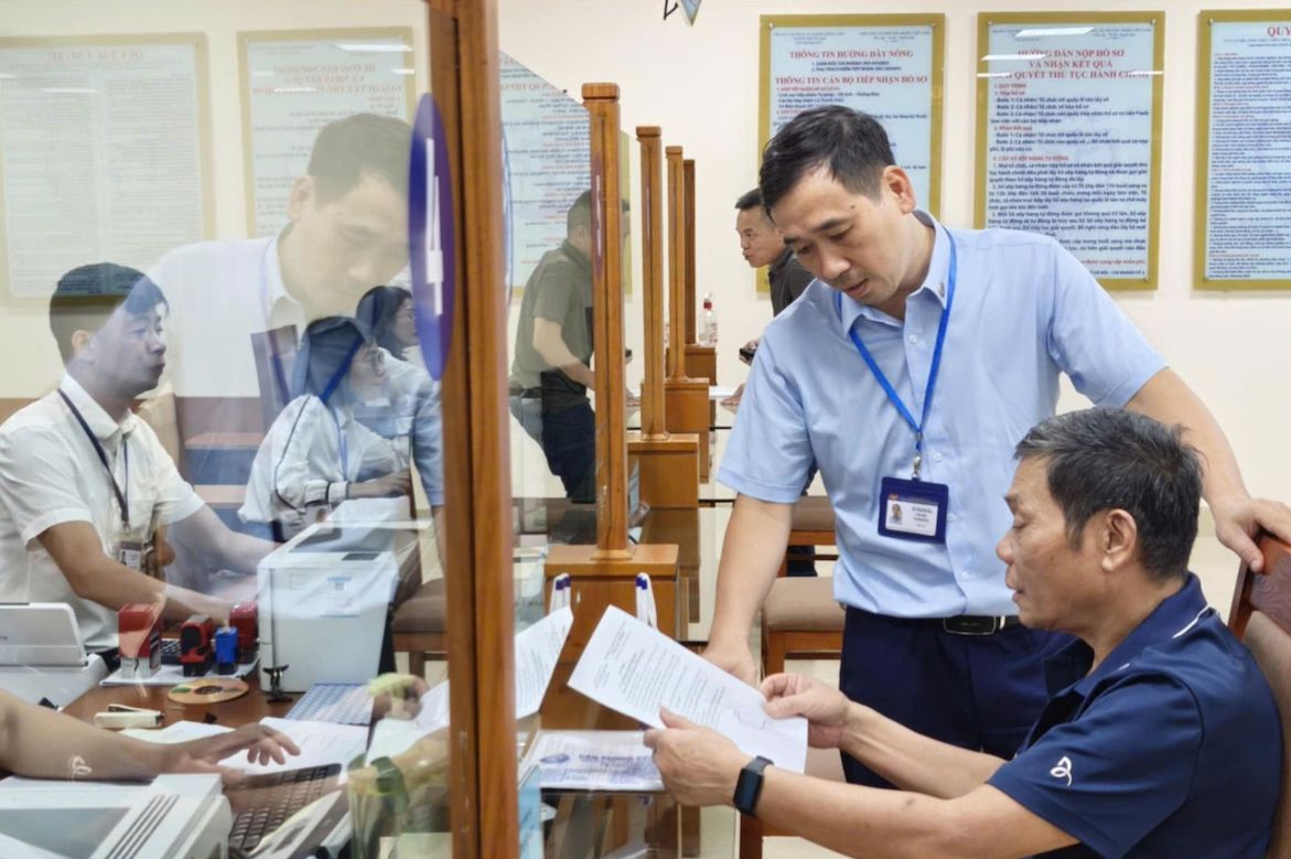 Ngay thu hai Ha Noi van hanh He thong thong tin giai quyet thu tuc hanh chinh theo mo hinh chinh quyen dia phuong hai cap, voi su phoi hop trien khai tu Tong cong ty Vien thong MobiFone, nhieu thu tuc duoc thuc hien nhanh chong. Anh: Phuong An