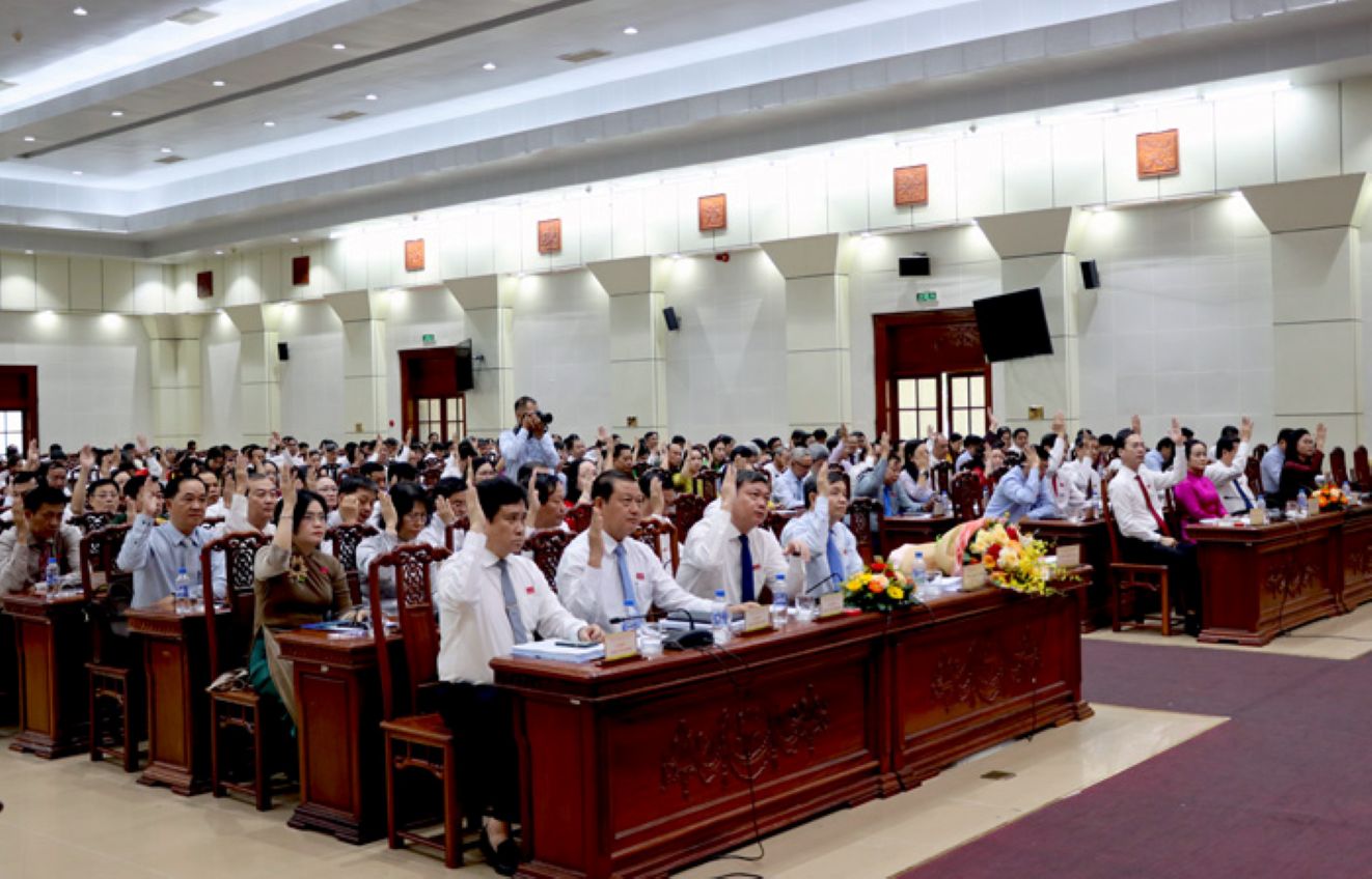 Dai bieu HDND tinh Dong Thap bieu quyet thong qua cac Nghi quyet. Anh: Cong thong tin dien tu Dong Thap
