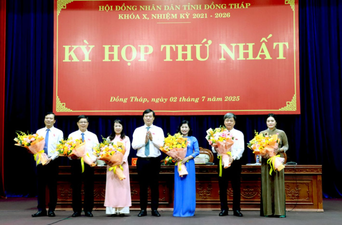 Bi thu Tinh uy Le Quoc Phong tang hoa chuc mung Chu tich, cac Pho Chu tich va Truong cac Ban cua HDND  tinh Dong Thap. Anh: Cong thong tin dien tu Dong Thap