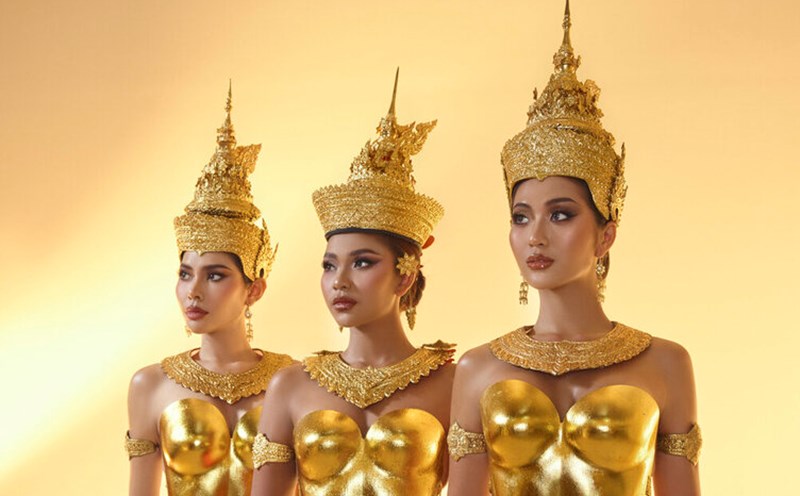 The three beauty queens of Miss Cosmo in the image of the Khmer royal family. Photo: MCO