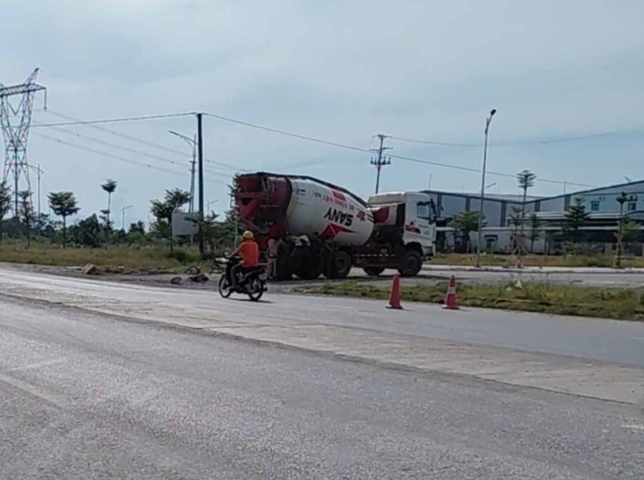 自転車に乗っていた女性が死亡したバス事故現場。写真:ヴー・トゥアン