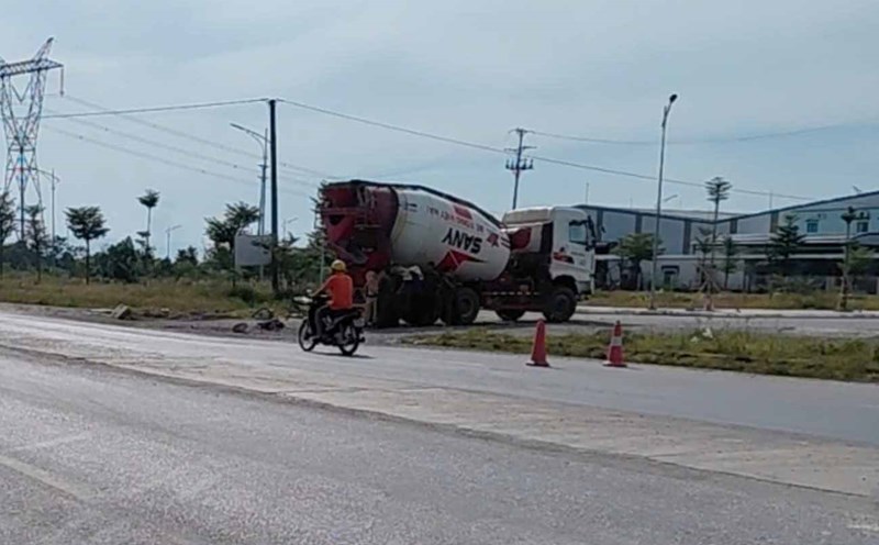 The scene of the accident with a tanker truck that killed a woman riding a bicycle. Photo: Vu Tuan