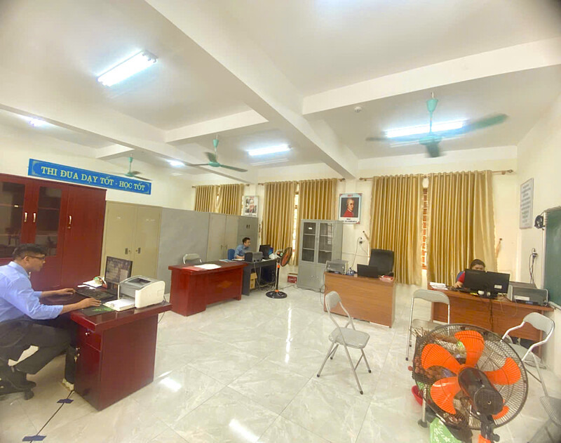 Commune officials in Lang Son had to borrow classrooms as offices after the merger. Photo: Provided by the unit