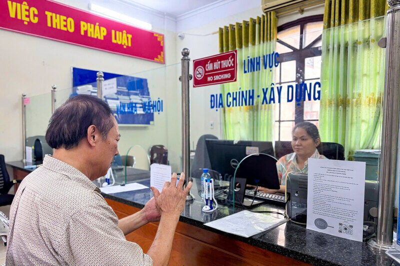 Cong chuc UBND xa Dong Dang moi giai quyet thu tuc hanh chinh cho nguoi dan. Anh: Khanh Linh