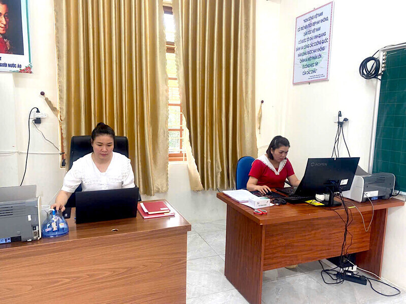 Can bo, cong chuc xa Quan Son muon tam tru so Truong Tieu hoc va Trung hoc co so Quan Son dat ban lam viec. Anh: Don vi cung cap