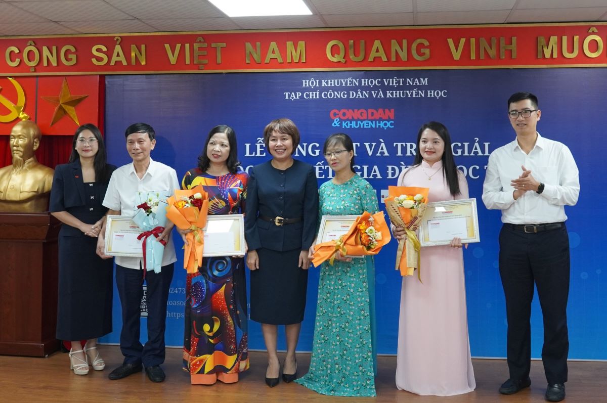 Ban to chuc trao giai va gap go nhung tac gia, nhan vat trong cac tac pham dat giai tai cuoc thi “Gia dinh hoc tap”. Anh: Van Cuong 