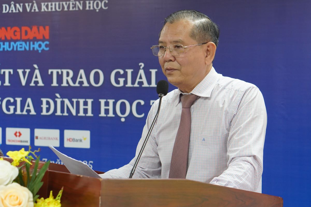 Nha bao To Phan - Truong Ban to chuc - phat bieu tai Le tong ket va trao giai cuoc thi “Gia dinh hoc tap”. Anh: Van Cuong