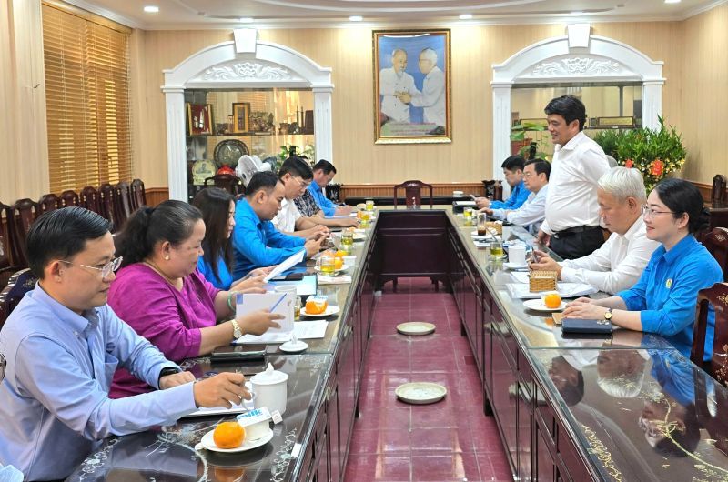 Bui Thanh Nhan 호치민시 노동총연맹 위원장(서 있는 사람)은 노동조합 간부들에게 단결을 위해 노력하고 기반 시설을 밀착하고 새로운 상황에서 호치민시 노동조합 조직의 활동 지역을 비워두지 말 것을 요청했습니다. 사진: Nam Duong