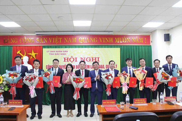 Vice Chairman of the People's Committee of Bac Ninh province Ngo Tan Phuong presented the appointment decision and congratulated the Deputy Directors of the Department of Culture, Sports and Tourism. Photo: Hong Ha