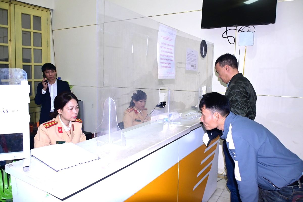 La policia de la ciudad acaba de anunciar los puntos de registro para el transporte despues de organizar unidades administrativas. Foto: Policia de la ciudad de Hai Phong
