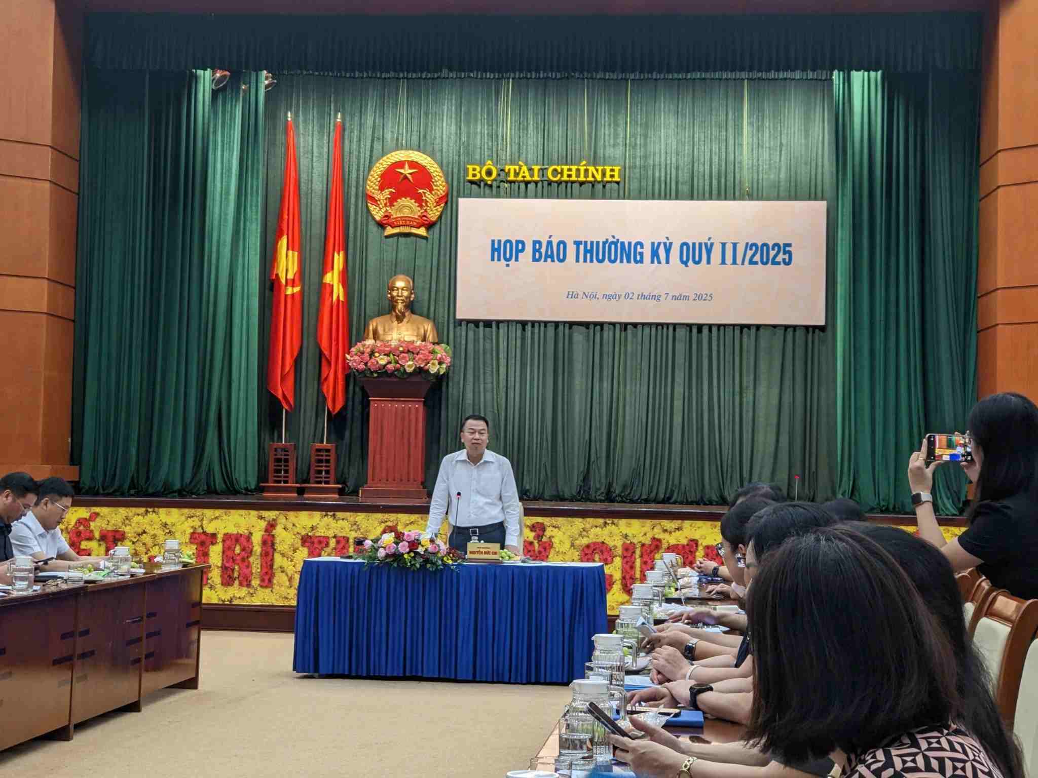 Lors de la conference de presse reguliere du deuxieme trimestre 2025 du ministere des Finances de nombreuses nouvelles informations et politiques relatives aux projets de cooperation public-prive dans le domaine de la technologie ont ete annoncees. Photo : Thuy Dung