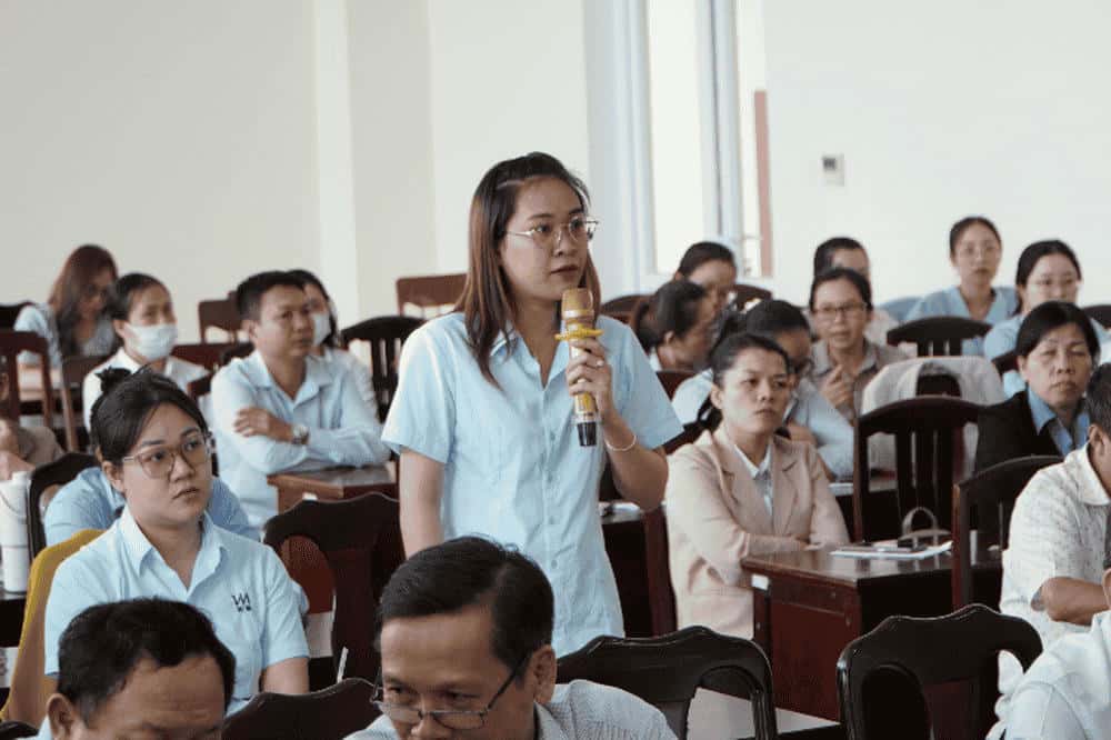 The delegate asked the consulting group about workers' insurance policies. Photo: Thanh Tuan