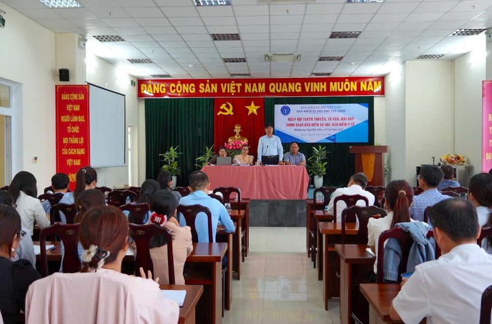 Thanh vien to tu van giai dap thac mac cua dai dien doanh nghiep. Anh: Thanh Tuan 