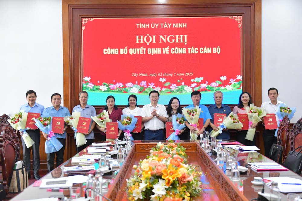 Secretario Adjunto del Comite del Partido Provincial, Presidente del Comite del Frente de la Paterna de Vietnam, de la provincia de Tay Ninh, Nguyen Thanh Hai, otorgo la decision y dio flores para felicitar a los miembros del Comite Permanente del Comite de Frentes de la Paterna de Vietnam por el termino 2024-2029. Foto: Tay Ninh Portal de educacion