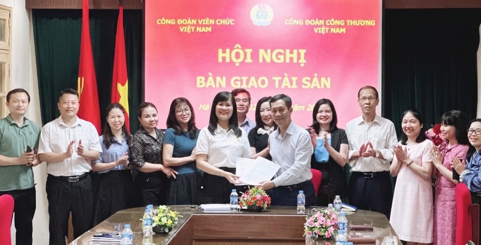 Scene of the handover ceremony of the headquarters between the Vietnam Civil Servants' Union and the Vietnam Industry and Trade Union. Photo: Thuy Linh