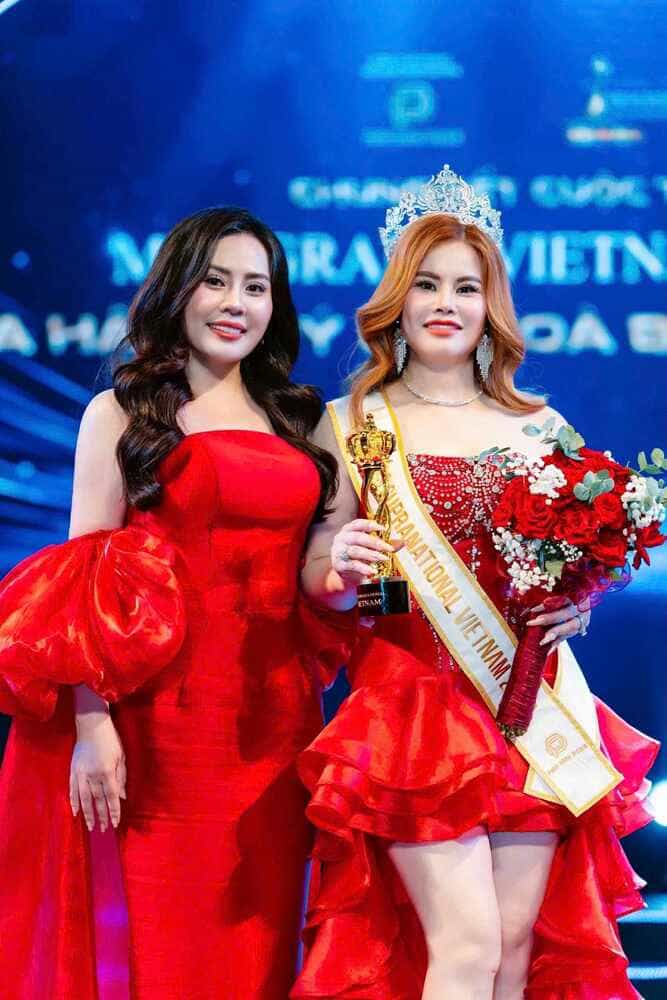 A hau Nguyen THi Huyen Chu tich Mrs Grand Vietnam 2025, dong thoi la Truong Ban to chuc