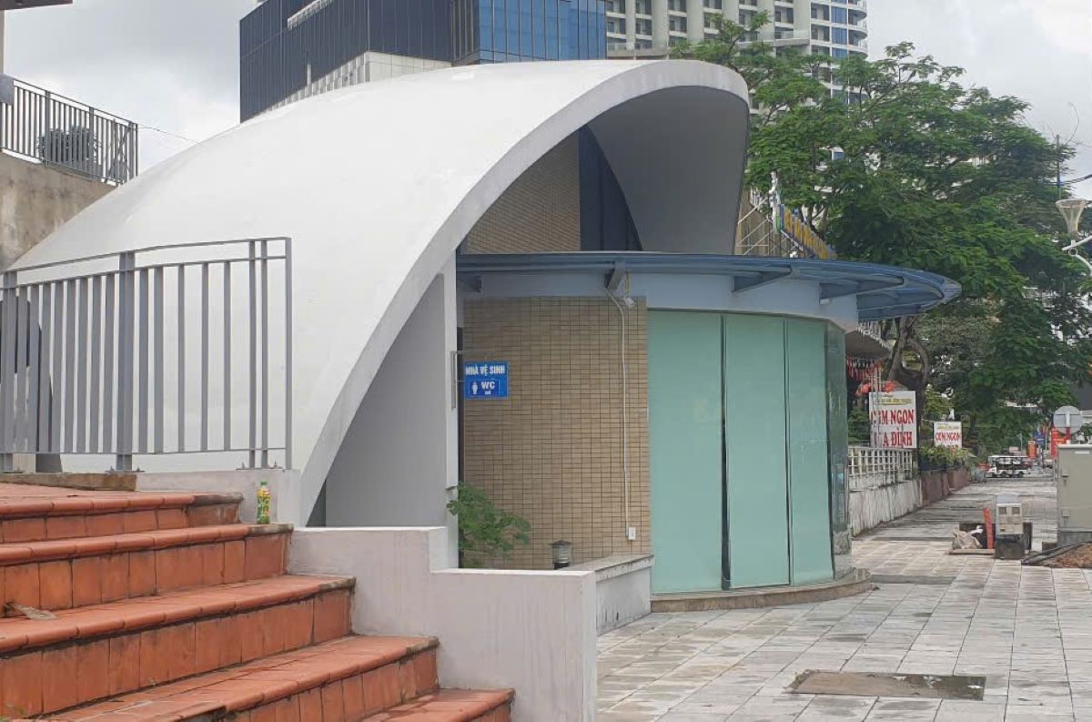 Nhà vệ sinh công cộng phục vụ du khách được xây xong từ đầu năm 2025 nhưng đến nay vẫn đóng cửa. Ảnh: Nguyễn Hùng