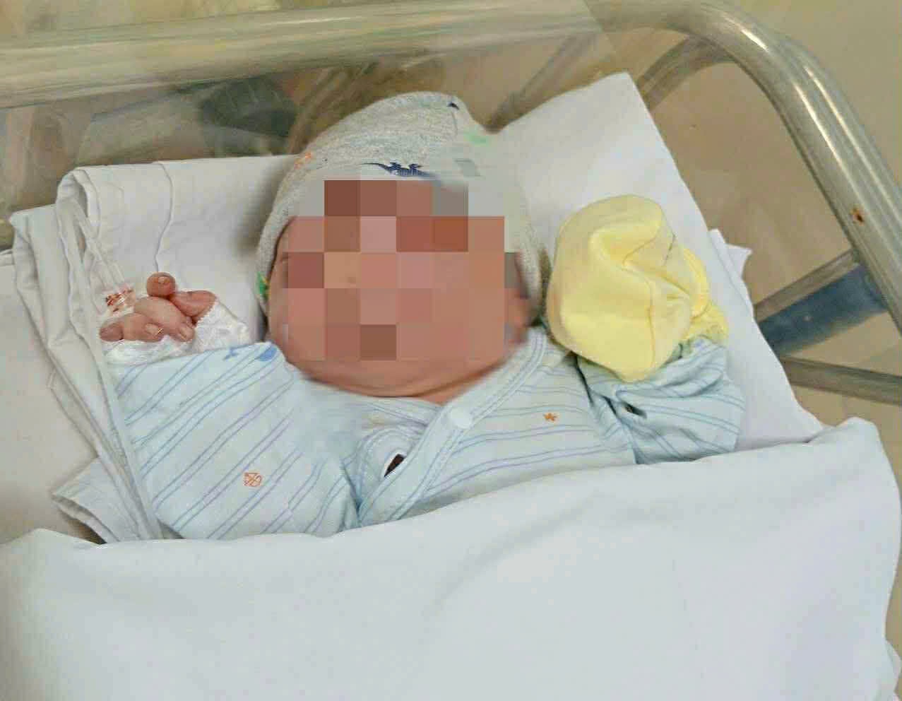 A newborn baby girl with the umbilical cord still intact was abandoned on the bank of a canal in Ho Chi Minh City and is receiving medical care. Photo: Provided by the police