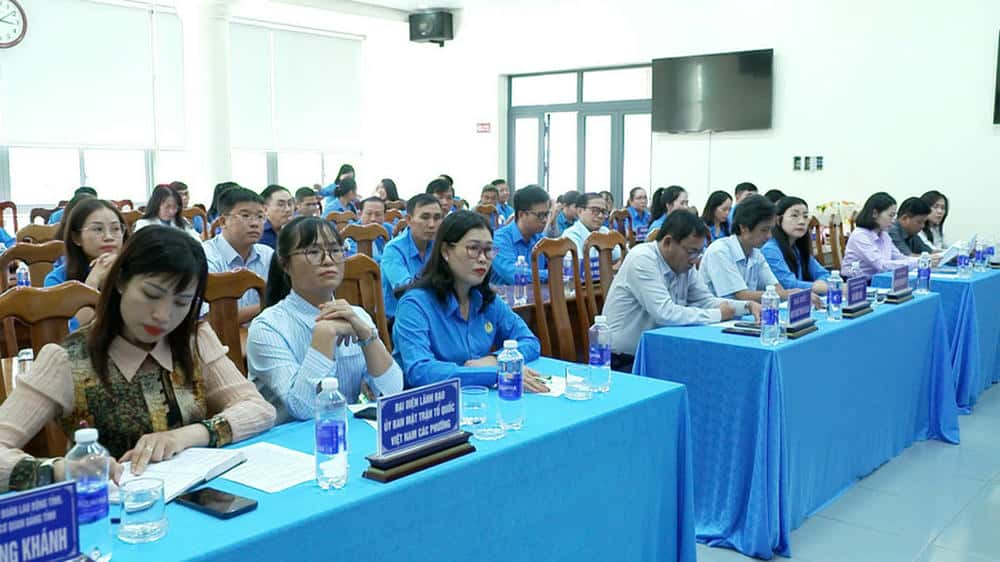 Cac dai bieu tham du hoi nghi cong bo quyet dinh thanh lap va nhan su tai cac Cong doan phuong. Anh: Thanh Tuan 