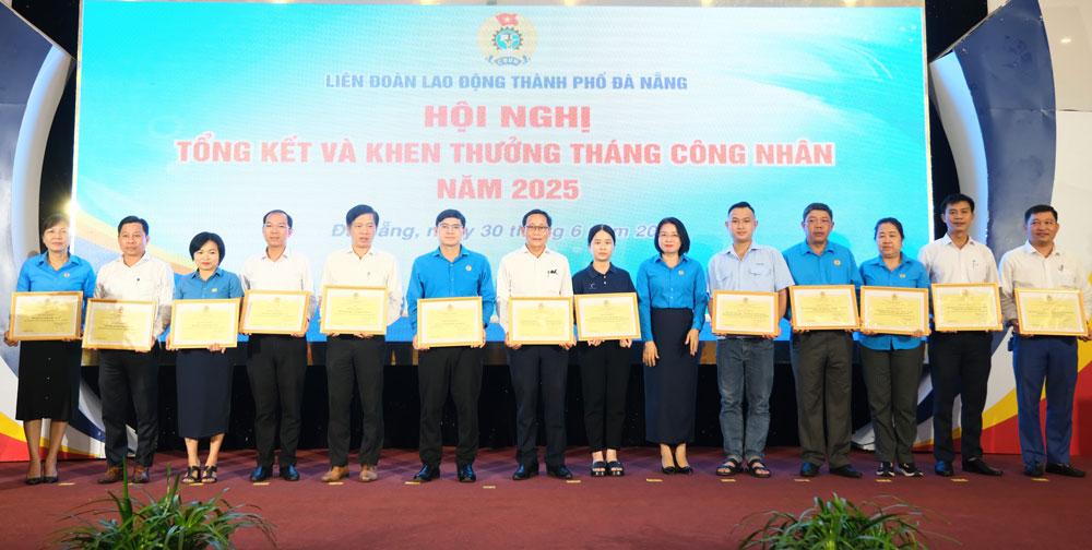 ダナン市労働組合連盟は、優れた業績を上げた13の団体と13の個人を表彰、表彰しました。写真:Tra Van