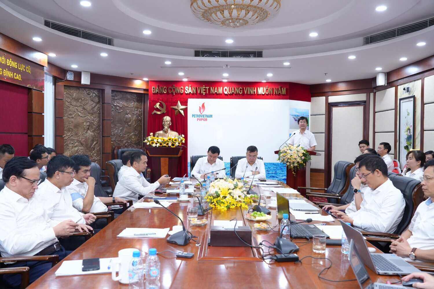 Mr. Nguyen Manh Kha - Permanent Vice President of Petrovietnam Trade Union spoke at the 1st Workers' Dialogue Conference in 2025 of the Petroleum Power Plant Branch. Photo: Le Chi