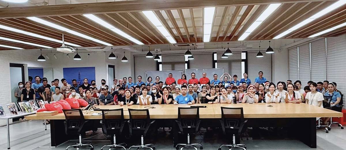 The Trade Union of Viet Thuan Garment Company Limited presented gifts to 79 couples working at the same company. Photo: Viet Thuan Trade Union