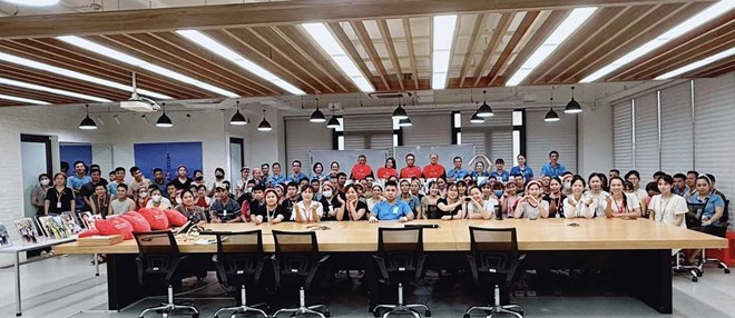 Công đoàn tặng quà cho 79 cặp vợ chồng làm cùng công ty