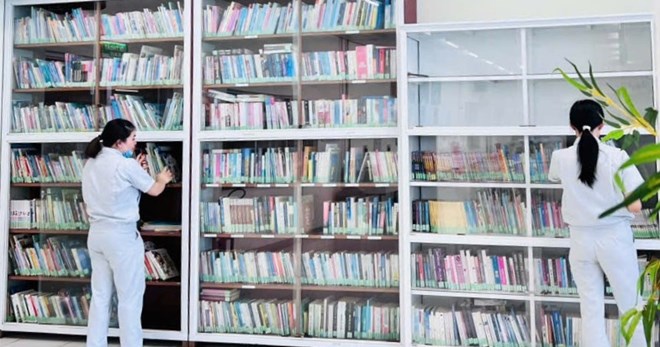 Doanh nghiệp ở Hải Phòng đầu tư tủ sách, phục vụ con công nhân giải trí dịp hè