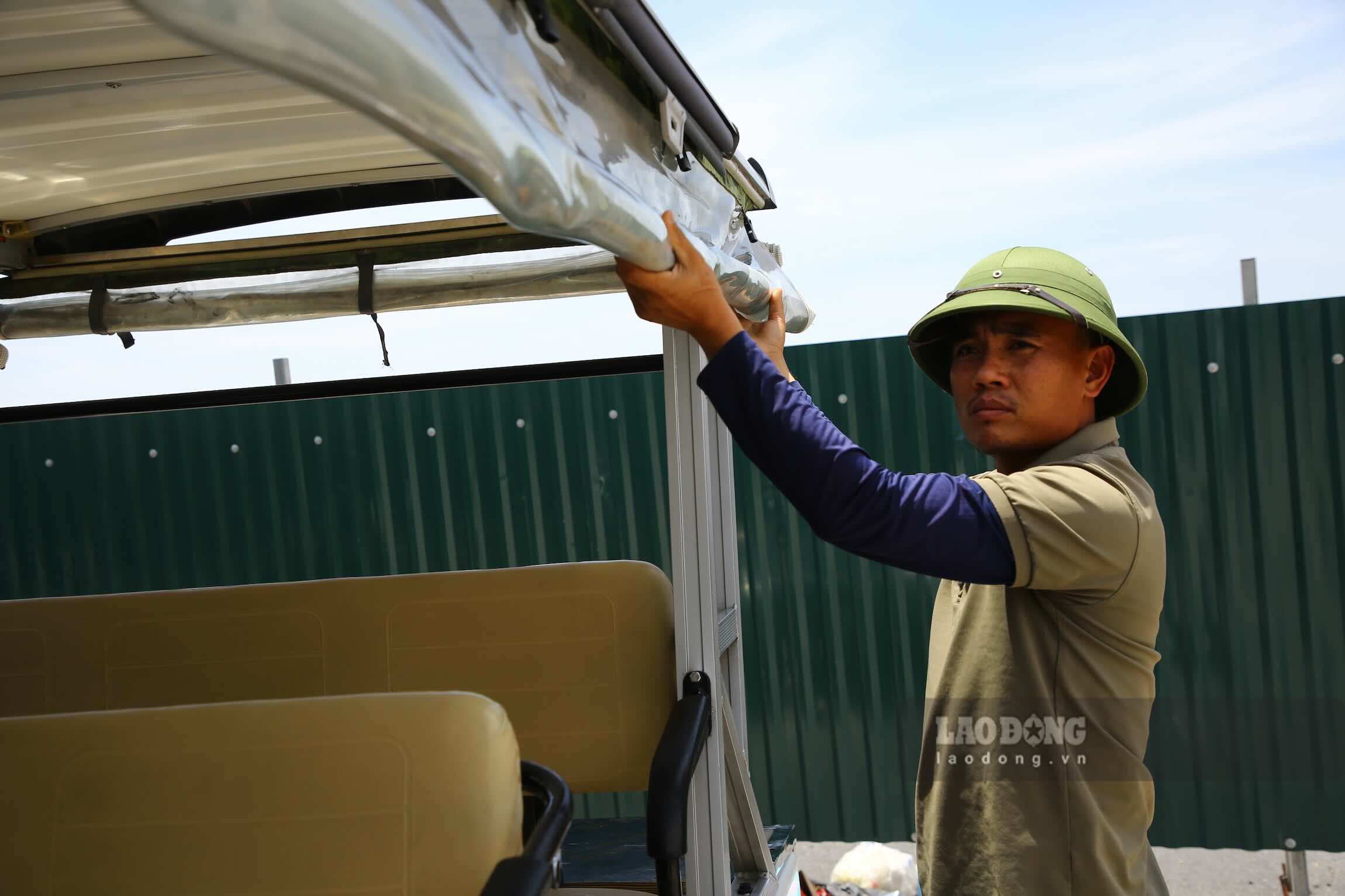Anh Ho Ngoc Sang lao dao vi xe dien khong the tiep tuc chay. Anh: Cong Sang