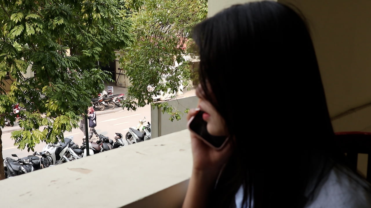 The pressure to have a son is not only the mother-in-law's, but also a painful moment when the husband is silent, leaving his wife alone to bear all expectations. Photo: Huyen Trang