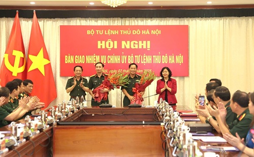 Secretary of the Hanoi Party Committee Bui Thi Minh Hoai and Senior Lieutenant General Trinh Van Quyet, Director of the General Department of Politics of the Vietnam People's Army, presented flowers to congratulate Lieutenant General Tran Ngoc Tuan and Colonel Luu Nam Tien. Photo: Viet Thanh