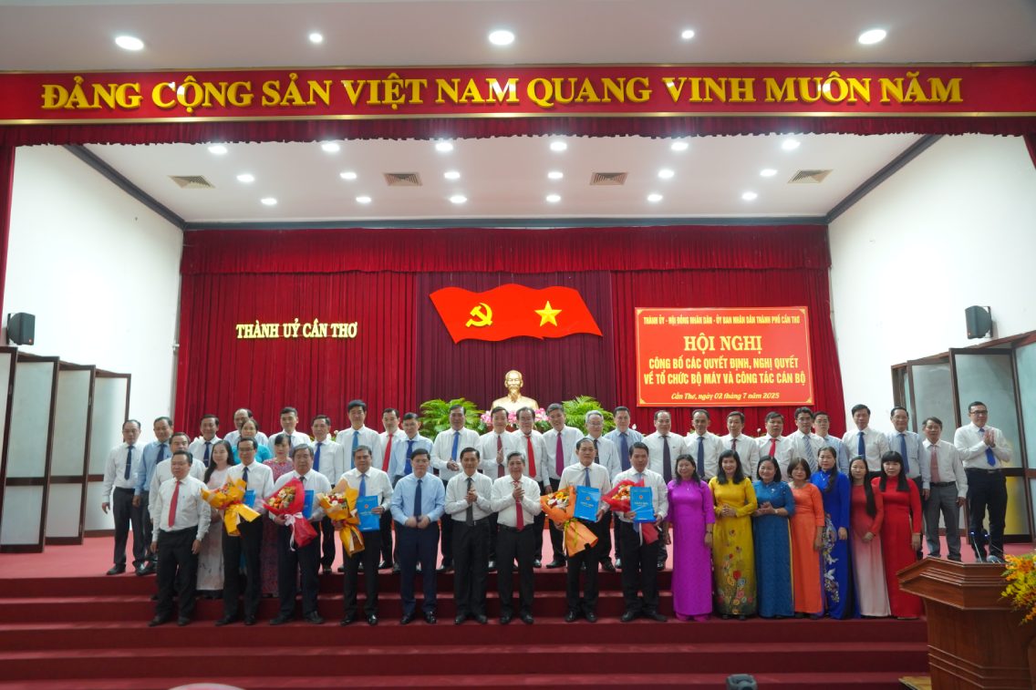 Lanh doa TP Can Tho cung Giam doc va Pho Giam doc. Anh: Ta Quang