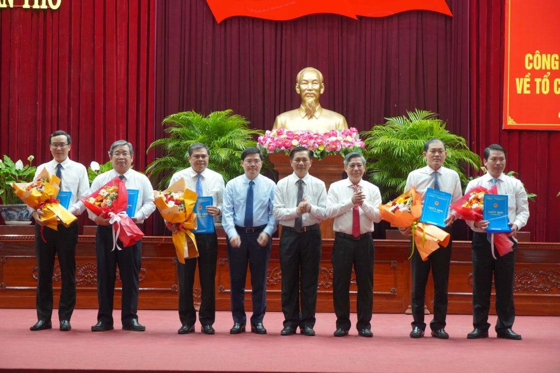 Lanh dao TP Can Tho trao Quyet dinh cho cac Giam doc so. Anh: Ta Quang