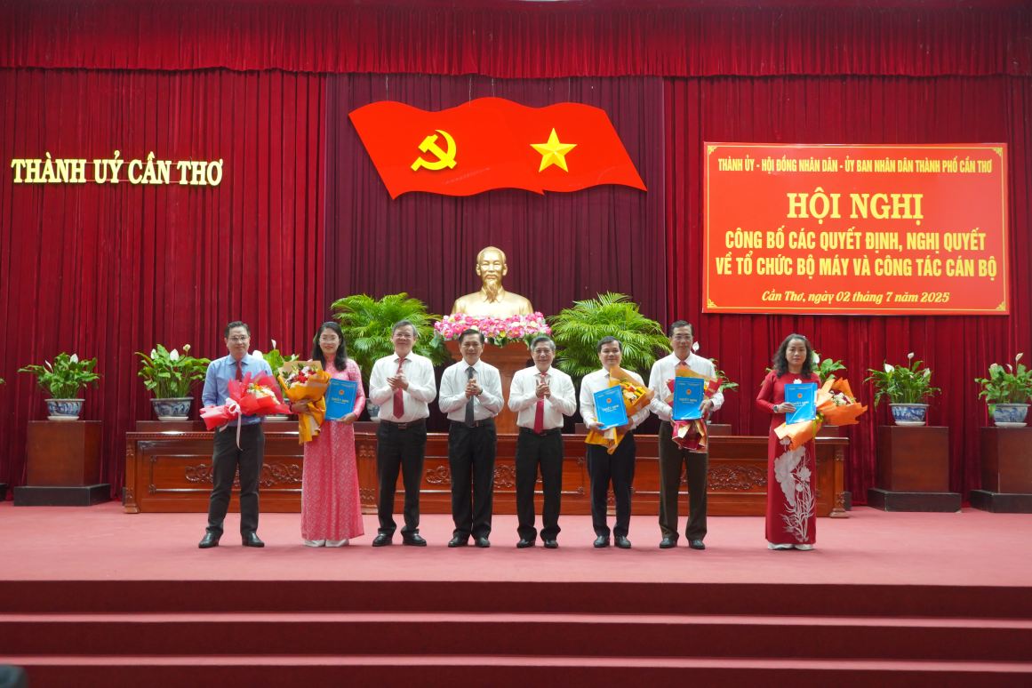 Lanh dao TP Can Tho trao Quyet dinh cho cac Giam doc so. Anh: Ta Quang